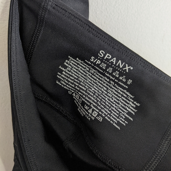 NEW Spanx The Get Moving Short Black - Picture 4 of 5